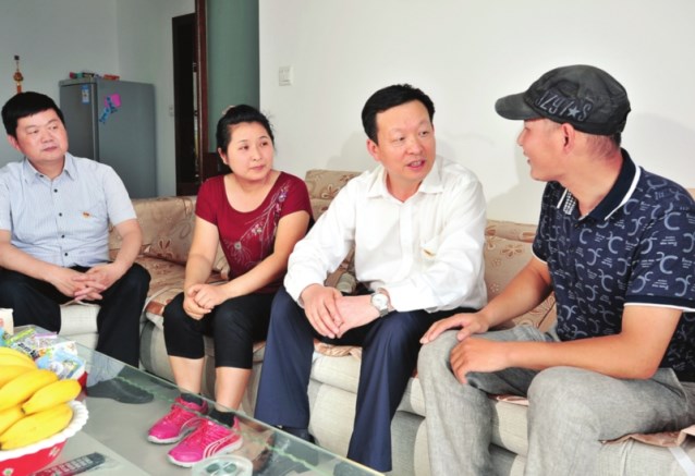 周乃翔在昆山市看望困难群众汤文吉（右一），送上党员关爱基金